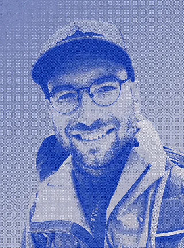 Niklas, grundlæggeren af geofare, smilende, med kasket og runde briller